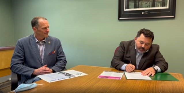 Mayor Barton and Deputy Mayor Popp signing paper